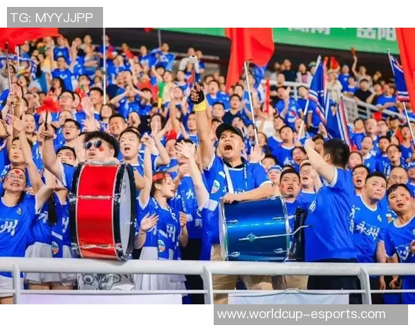 地板上足球球星跃动风采展示球场之外的别样魅力 地板上足球球星跃动风采展示球场之外的别样魅力